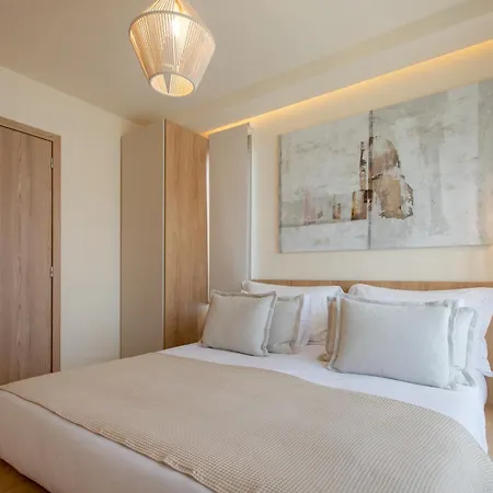 Anna Luxury By Travelpro Flogita